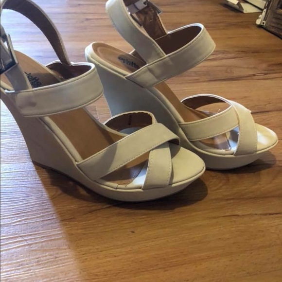 Charlotte Russe size 9 beige wedge sandals - Picture 2 of 4